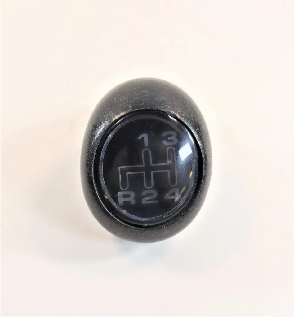 GEAR SHIFT KNOB FOR 4-SPEED TRANSMISSION ON MAHINDRA TRACTOR (000032057B12)