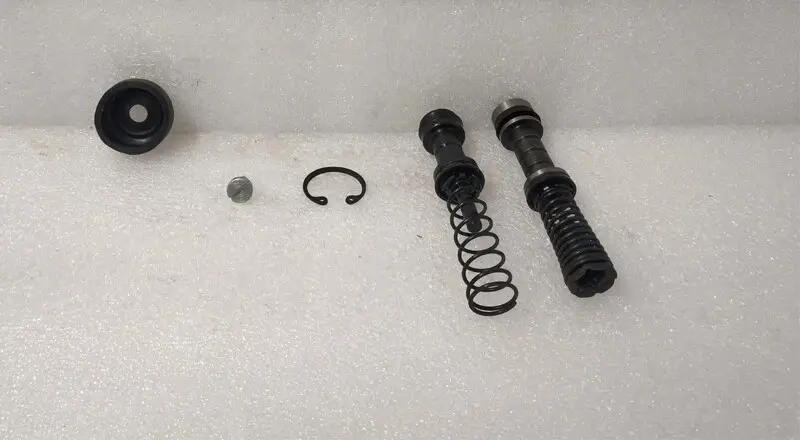 Brake Master Cylinder Repair Kit for Suzuki Samurai SJ413